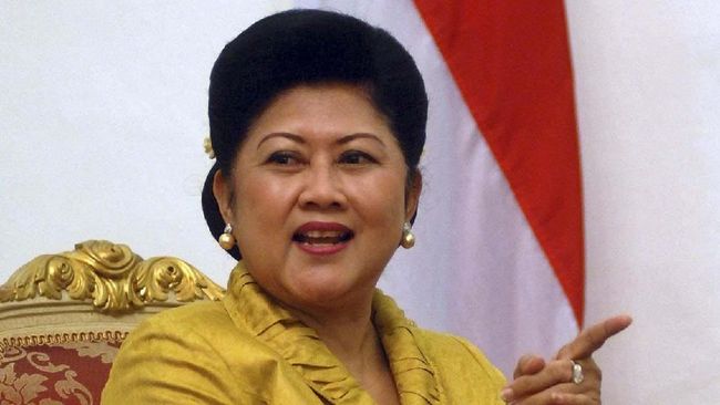 Ani Yudhoyono meninggal dunia pada Sabtu (1/6) di Rumah Sakit Universitas Nasional, Singapura. Dia meninggal karena penyakit kanker darah yang menggerogotinya.
