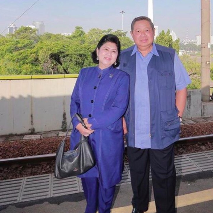 <div>Sejak Februari lalu, Ani harus dirawat di NUH Singapura karena mengidap kanker darah. SBY pun senantiasa menemani Ani, begitupun anak, mantu, dan cucunya. (Foto: Instagram/ @aniyudhoyono)</div><div> </div>