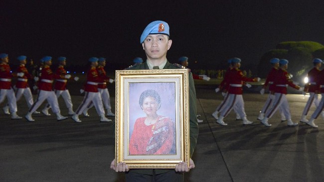 Presiden keenam RI SBY mengungkapkan Almarhumah Kristiani Herrawati atau Ani Yudhoyono merupakan wanita yang sangat tegar, kuat, dan pantang menyerah.