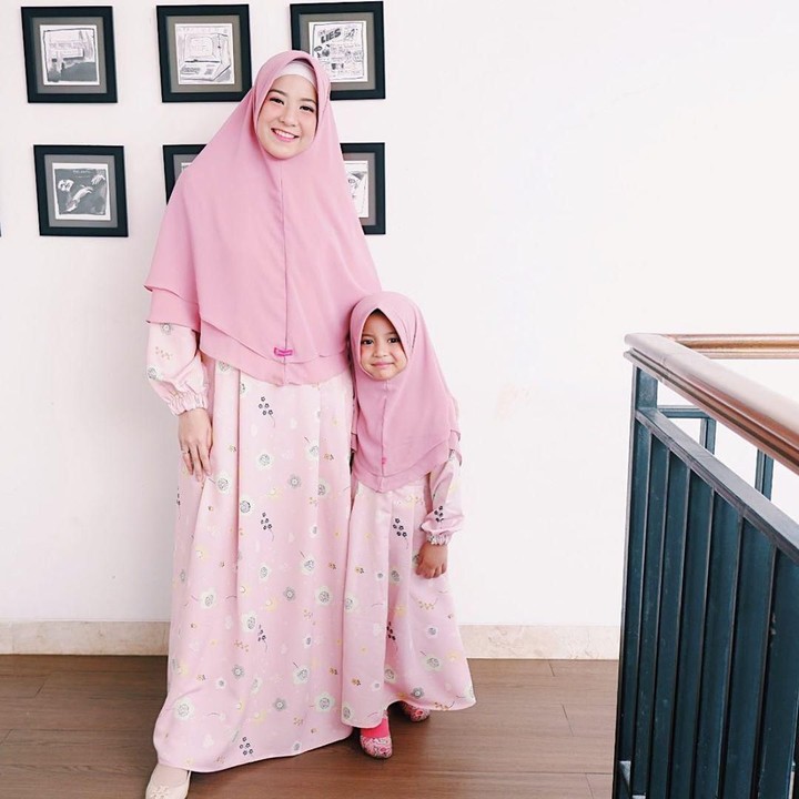 <p>Kalau punya anak perempuan, rasanya ingin selalu memakai baju kembaran ya, Bun. <em>He-he-he</em>. Gaya Megumi Arrawda Sachi misalnya, persis seperti sang Bunda, Natasha Rizky. Megumi mengenakan gamis <em>pattern</em> dengan warna senada seperti kerudung. (Foto: Instagram @natasharizkynew)</p>