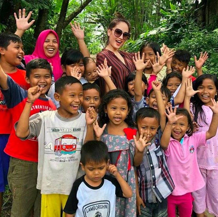 <p>Senyum semuanya! Happy-nya anak-anak ini dan Cinta Laura saat foto bareng. (Foto: Instagram/ @claurakiehl)  </p>