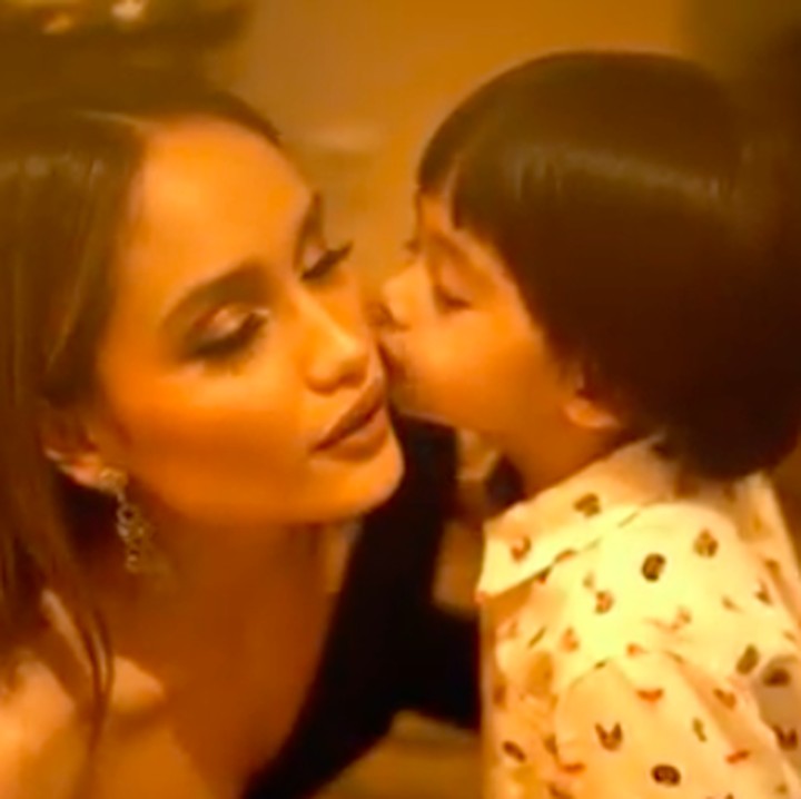 <p>Kecup manis seorang anak untuk Cinta Laura. (Foto: Instagram/ @claurakiehl)  </p>