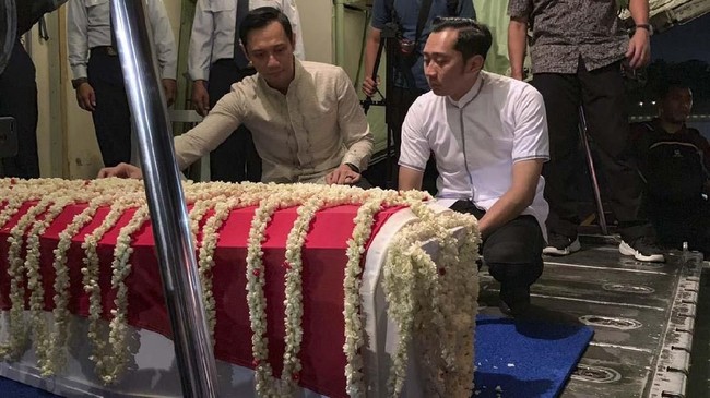 Jenazah Almarhumah Ani Yudhoyono tiba di rumah duka Puri Cikeas, Bogor, pada Sabtu (1/6) malam, sekitar pukul 23.05 WIB.