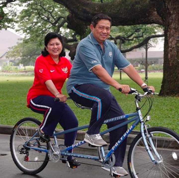 <div>Naik sepeda seperti ini kata Ani ibarat dia dan SBY yang senantiasi saling dukung dalam berbagai hal. (Foto: Instagram/ @aniyudhoyono)</div><div> </div>