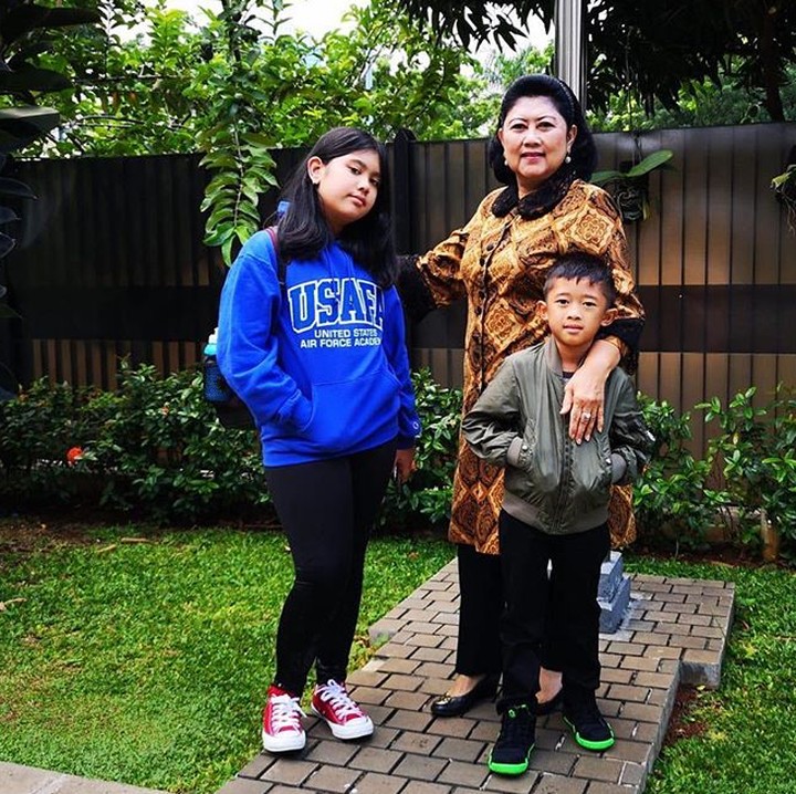 <p>Ani amat dekat dan sayang pada keempat cucunya, Bun. Bahkan cucu-cucunya turut memangil Ani menggunakan panggilan sayang, Memo. (Foto: Instagram/ @aniyudhoyono)</p>