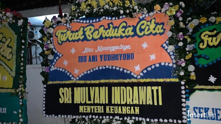 Para tokoh Indonesia memberikan karangan bunga untuk Ani Yudhoyono. Berikut potretnya.