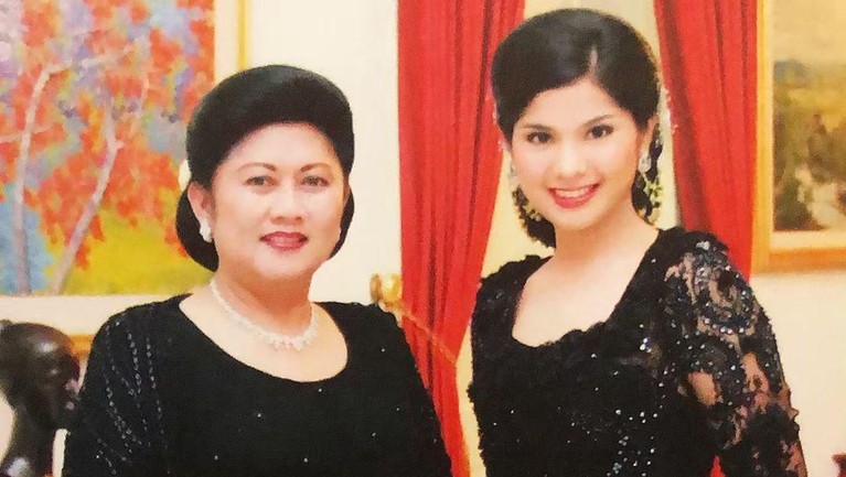 Ibu Ani Yudhoyono tutup usia pada hari ini, Sabtu (1/6) di Singapura. Berikut, 5 momen Ibu Ani Yudhoyono dengan kedua menantunya, Annisa Pohan dan Aliya Rajasa.
