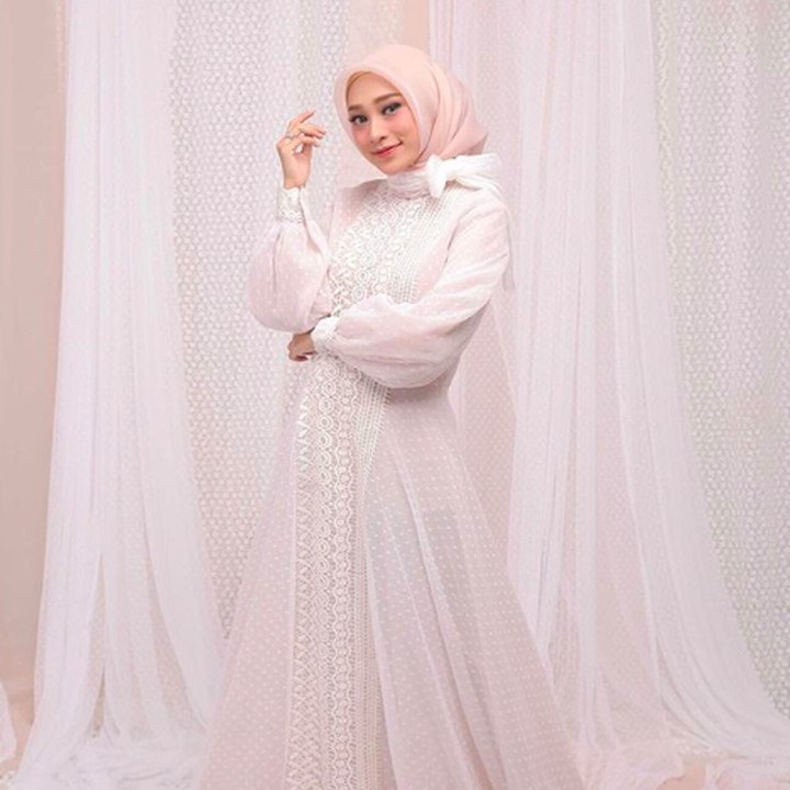 <p><em>Lace</em> dan organza memang jadi satu pilihan tepat untuk merayakan lebaran. Kalau Bunda ingin tampil super feminin, coba koleksi dari Barli Asmara yang menampilkan dress bernuansa lembut dengan pilihan warna <em>off white</em> ya.</p>