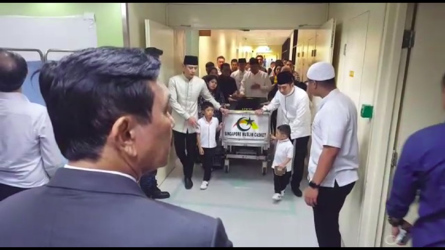 Anak & Cucu Ani Yudhoyono Turut Bawa Keranda Mayat