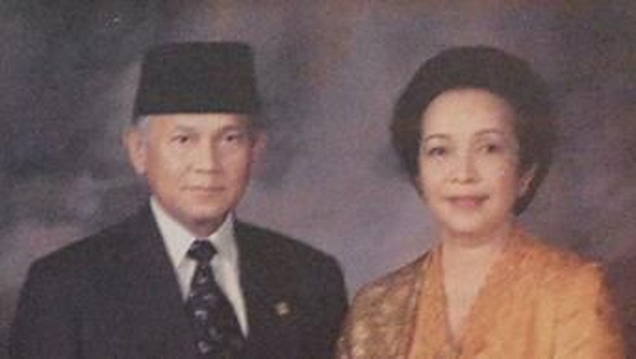 Kisah perjalanan cinta BJ Habibie.