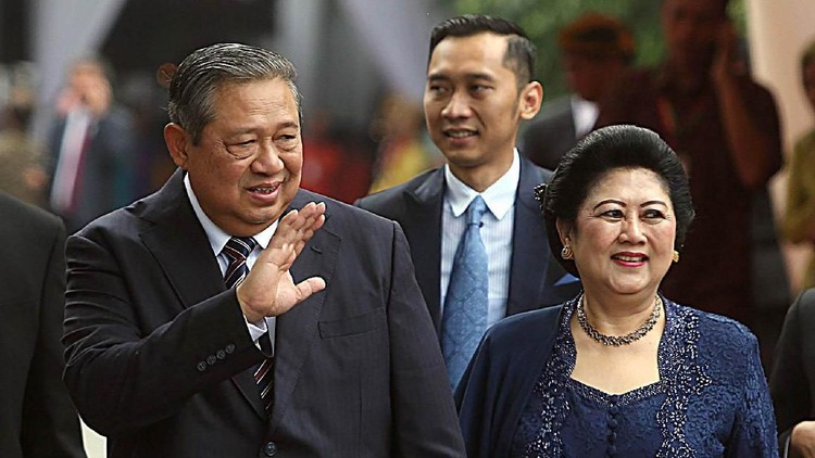 Deretan bunda seleb berikut mengungkapkan duka cita dan memanjatkan doa untuk mendiang Ani Yudhoyono.