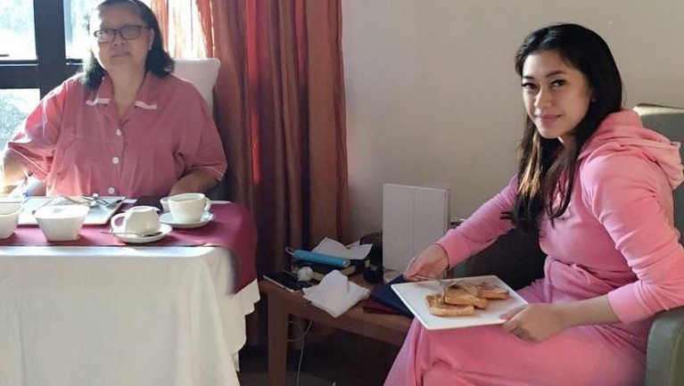 Ibu Ani Yudhoyono tutup usia pada hari ini, Sabtu (1/6) di Singapura. Berikut, 5 momen Ibu Ani Yudhoyono dengan kedua menantunya, Annisa Pohan dan Aliya Rajasa.