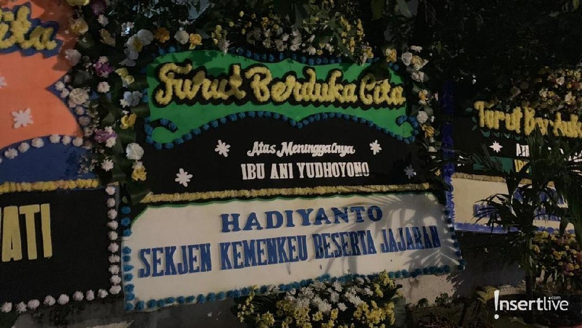 Para tokoh Indonesia memberikan karangan bunga untuk Ani Yudhoyono&period; Berikut potretnya&period;