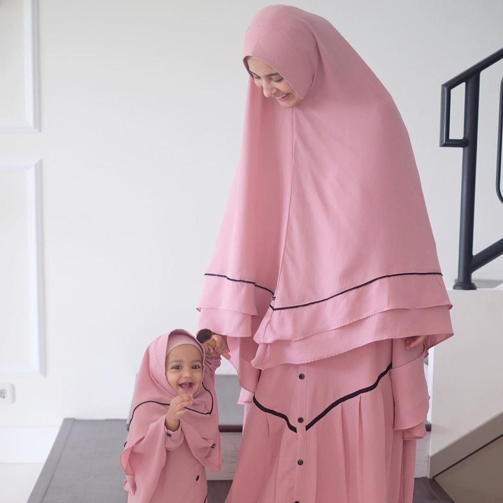 <p>Nah kalau ini gaya si bungsu Cut Shafiyyah Mecca Al-Fatih mengenakan gamis dengan detail <em>pleat</em> di bagian bawah. Bayi yang disapa Dek Sya ini sudah pintar bergaya lho seperti Bunda Shireen Sungkar. (Foto: Instagram @shireensungkar)</p>