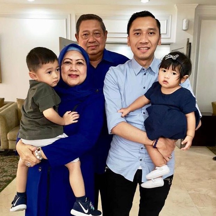<p>Istri presiden ke-6 RI, Ani Yudhoyono menghembuskan napas terakhir di Singapura hari ini pukul 11.50 waktu setempat. Sebelumnya, nenek empat cucu ini dirawat selama beberapa bulan setelah sebelumnya berjuang melawan kanker darah. (Foto: Instagram/ @aniyudhoyono)  </p>