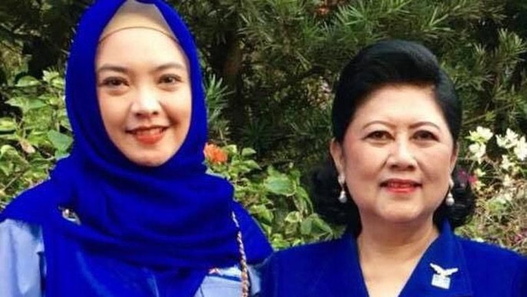 Ibu Ani Yudhoyono meninggal dunia hari ini, Sabtu (1/6) di Singapura. Para seleb tanah air pun ikut berbelasungkawa atas kepergian sosok Ibu Negara RI ke-6 itu.