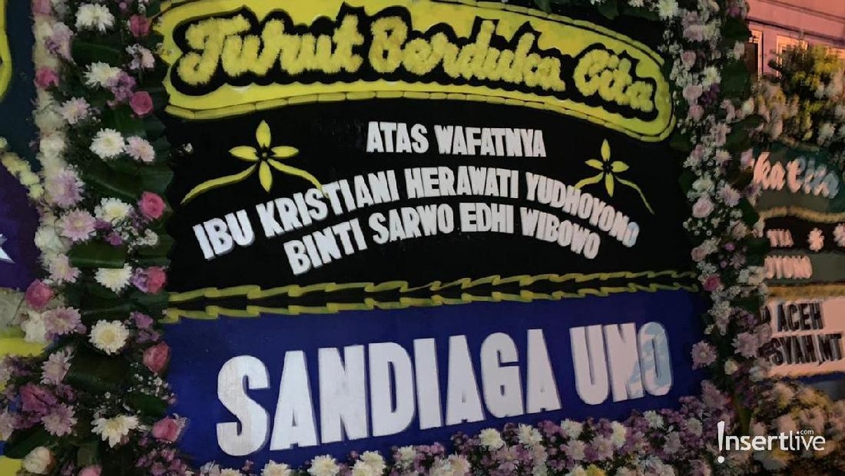 Para tokoh Indonesia memberikan karangan bunga untuk Ani Yudhoyono&period; Berikut potretnya&period;