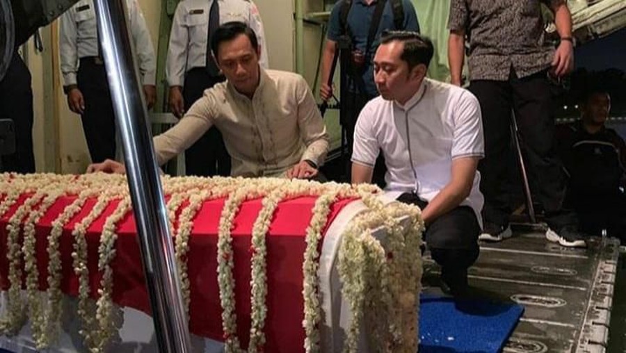 Di dalam Hercules, 2 Putra Ani Yudhoyono Bersimpuh Temani Jenazah