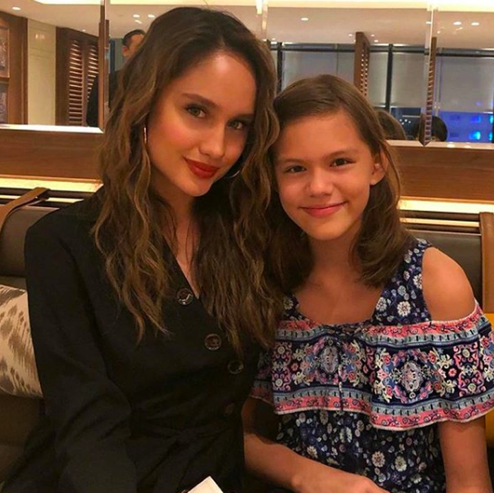 <p>Gadis cilik ini malu-malu nih diajak foto bareng Cinta Laura. (Foto: Instagram/ @herdianak)  </p>
