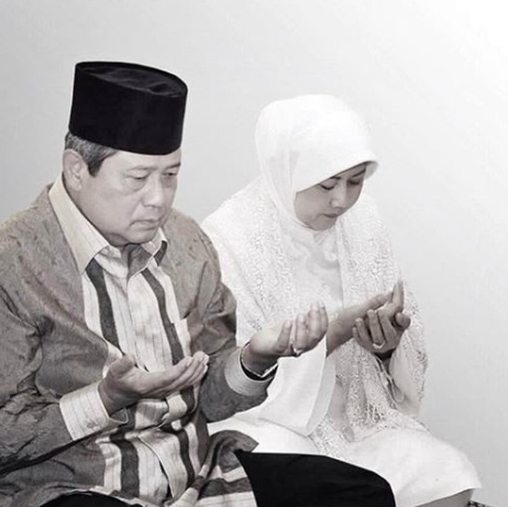 <div>Berdoa bersama untuk korban musibah gempa bumi di Palu dan Donggala. (Foto: Instagram/ @aniyudhoyono)</div><div> </div>