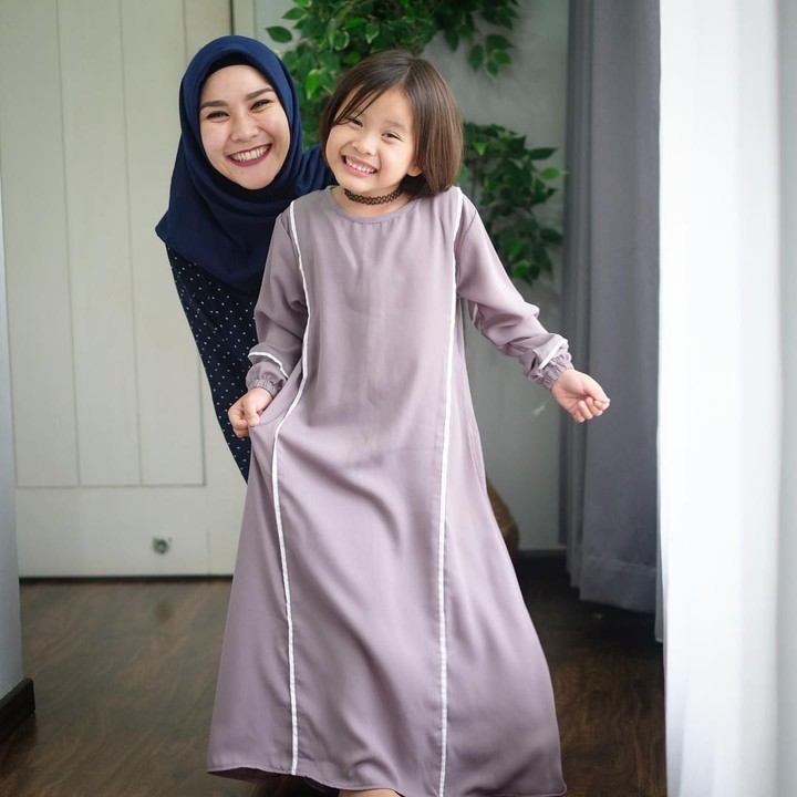 6 Inspirasi Model Busana Anak Artis untuk Baju Lebaran Si 