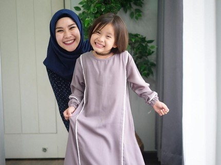 6 Inspirasi Model Busana Anak Artis untuk Baju Lebaran Si Kecil