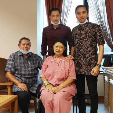 Tangis SBY Iringi Pemakaman Ani Yudhoyono