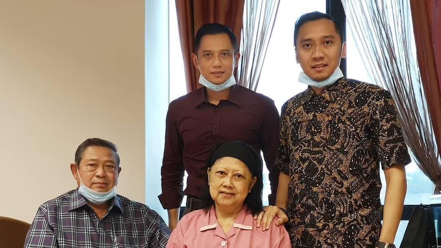 SBY tak kuasa menahan tangis saat AHY membacakan pidato perpisahan untuk Ani Yudhoyono.
