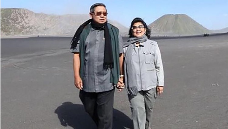 SBY dan Ani Yudhoyono menikah pada 30 Juli 1976 dan dipisahkan oleh maut dengan meninggalnya Ibu Ani. Ini momen kebersamaan SBY dan Ani Yudhoyono.
