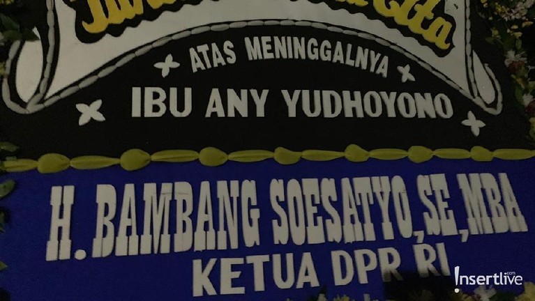 Karangan Bunga untuk Ani Yudhoyono dari Para Tokoh Para tokoh Indonesia memberikan karangan bunga untuk Ani Yudhoyono. Berikut potretnya.
