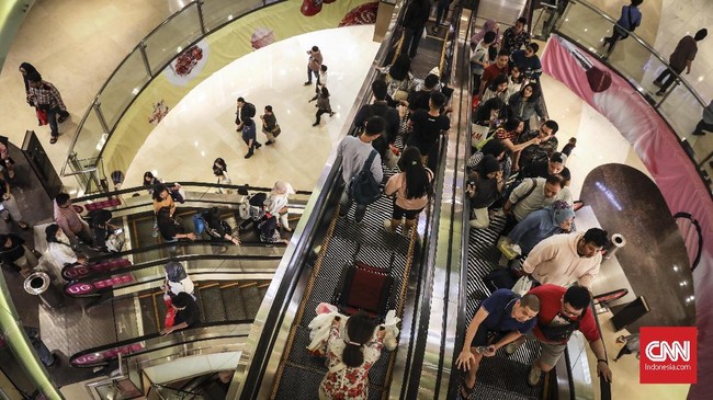 Pemerintah membatasi jam buka mal di Jawa-Bali hanya sampai jam 19.00 demi menekan penyebaran virus corona yang belakangan ini terus naik.