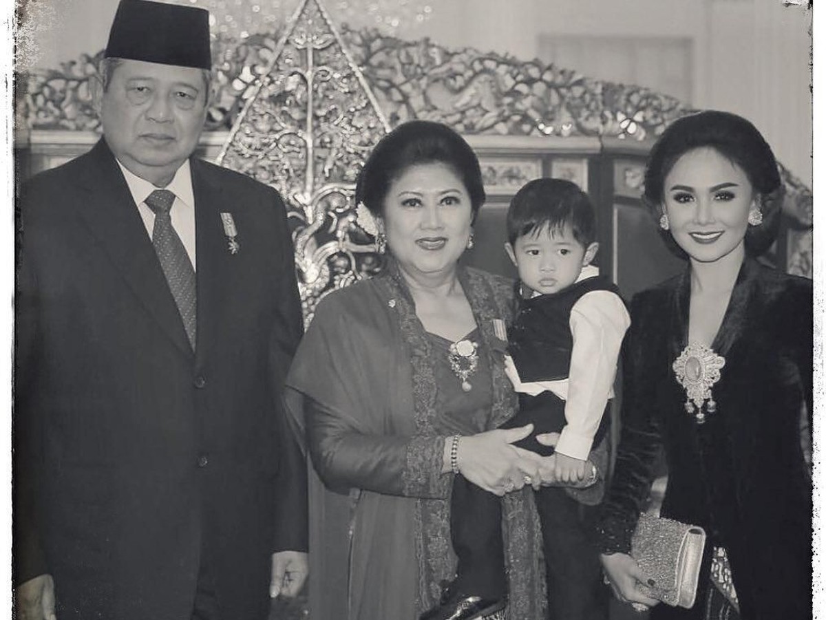 Ibu Ani Yudhoyono meninggal dunia hari ini&comma; Sabtu &lpar;1&sol;6&rpar; di Singapura&period; Para seleb tanah air pun ikut berbelasungkawa atas kepergian sosok Ibu Negara RI ke-6 itu&period;