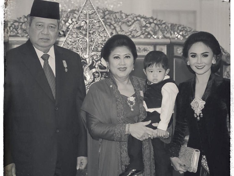 Ibu Ani Yudhoyono meninggal dunia hari ini, Sabtu (1/6) di Singapura. Para seleb tanah air pun ikut berbelasungkawa atas kepergian sosok Ibu Negara RI ke-6 itu.