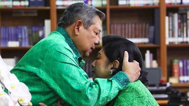 SBY menyayikan lagu Seruling di Lembah Sunyi untuk mengungkap rasa kerinduan yang paling dalam untuk almarhumah Ani.