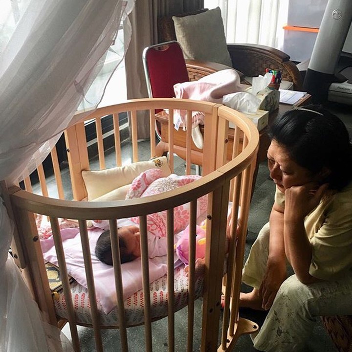 <p>Saat anak bungsu Ibas lahir, Ani juga rutin menemani si kecil Gaia berjemur. (Foto: Instagram/ @aniyudhoyono)  </p>
