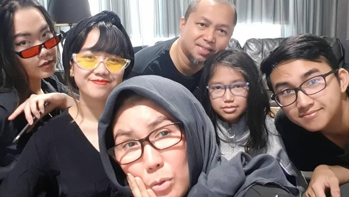 Nicky Astria dan keluarga