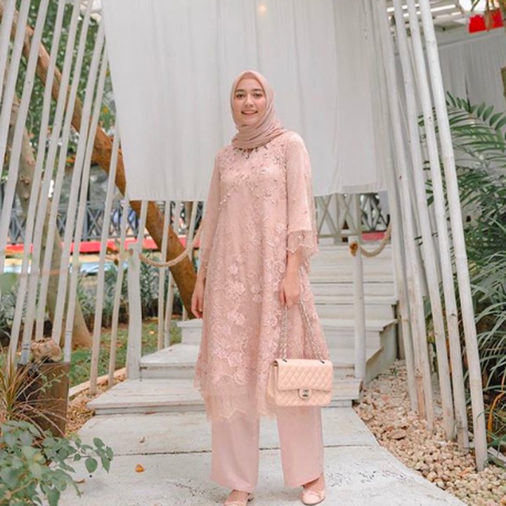<p><em>This is it,</em> tunik lace yang menjadi pencarian paling populer dalam koleksi lebaran tahun ini. <em>Brand</em> Kilau Arti menampilkan tunik dengan material<em> full lace</em>, dijamin bikin penampilan semakin istimewa. (Foto: Instagram @megaiskanti)</p>
