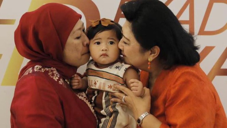 Ibu Ani Yudhoyono menghembuskan nafasnya hari ini, Sabtu (1/6) di Singapura, berikut 5 momen Ibu Ani Yudhoyono dengan sang cucu.