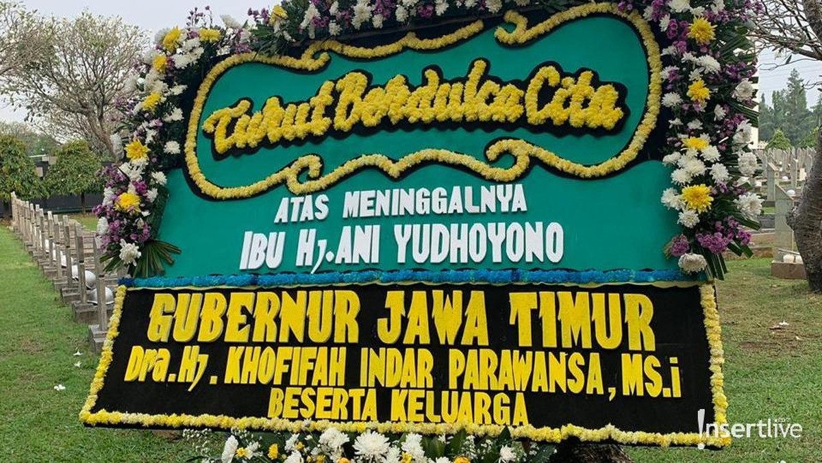 Para tokoh Indonesia memberikan karangan bunga untuk Ani Yudhoyono&period; Berikut potretnya&period;