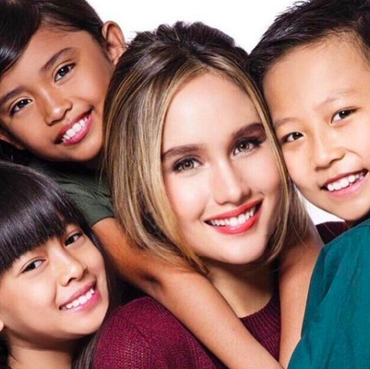 <p>Lihat foto Cinta bersama anak-anak seperti ini bikin hati adem ya, Bun. (Foto: Instagram/ @claurakiehl)  </p>