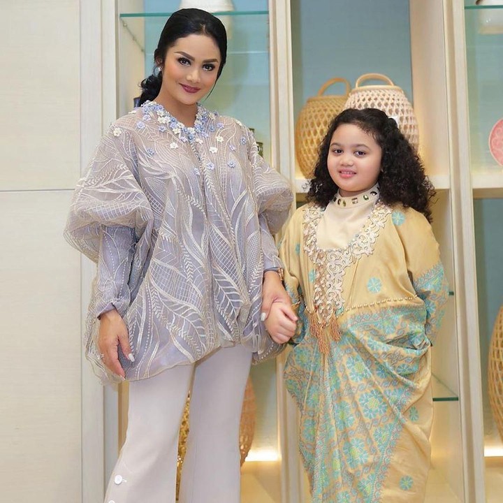 <p>Di usianya yang sudah menginjak tujuh tahun, Ariannha Amora Lemos terlihat cantik dengan mengenakan kaftan. Bisa jadi inspirasi untuk baju Lebaran anak nih, Bun. (Foto: Instagram @krisdayantilemos)</p>