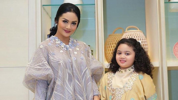 6 Inspirasi Model Busana Anak  Artis untuk Baju  Lebaran Si 