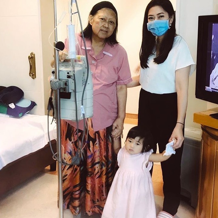 <p>Si kecil Gaia bahkan ikut ambil tugas jadi perawat ciliknya memo lho. (Foto: Instagram/ @ruby_26)</p>