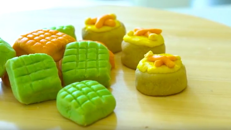 Bunda, bersama si kecil yuk kita bikin kreasi kue nastar untuk suguhan di hari Lebaran.