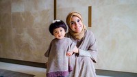 7 Potret Gaya Kompak Nycta Gina dan Putri Kecilnya, Uti