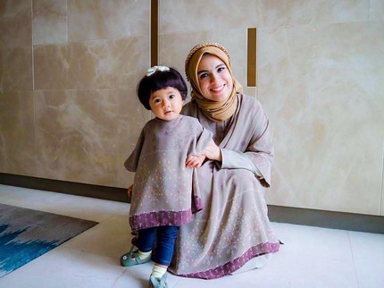 7 Potret Gaya Kompak Nycta Gina dan Putri Kecilnya, Uti