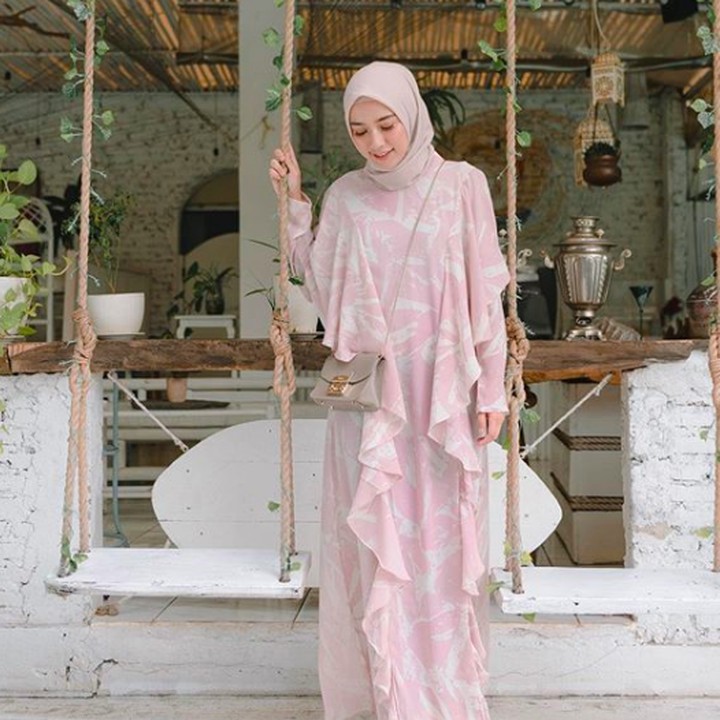 <p><em>Pattern dress</em> memang selalu di hati ya, Bun, seperti rancangan Dian Pelangi yang dikenakan Mega Iskanti ini. Kekuatan motif selalu berhasil membuat penampilan Bunda berbeda dari biasanya. (Foto: Instagram @megaiskanti)</p>