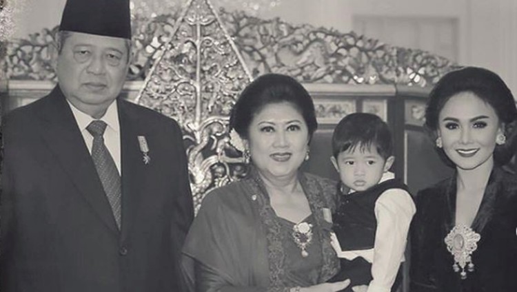 Deretan bunda seleb berikut mengungkapkan duka cita dan memanjatkan doa untuk mendiang Ani Yudhoyono.