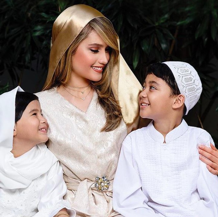 <p>Berpose begini, aura keibuan Cinta Laura keluar banget deh. He-he-he. (Foto: Instagram/ @claurakiehl)  </p>
