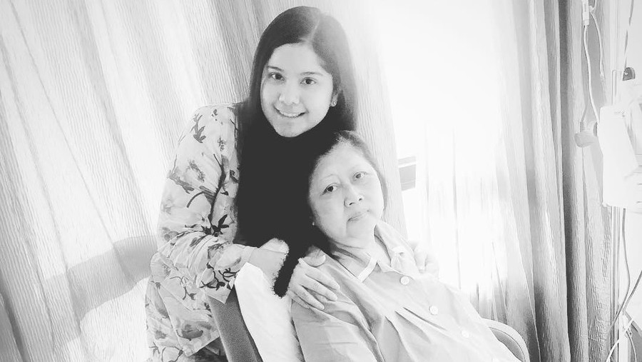 Annisa Pohan menulis pujian tentang sosok Ibu Ani Yudhoyono.